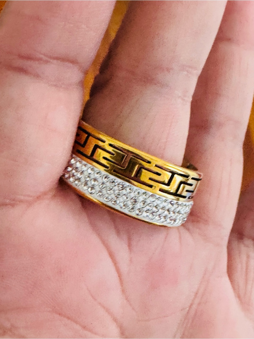 Stainless Steels Gold and Clear Crystal men’s Fashion Ring. New